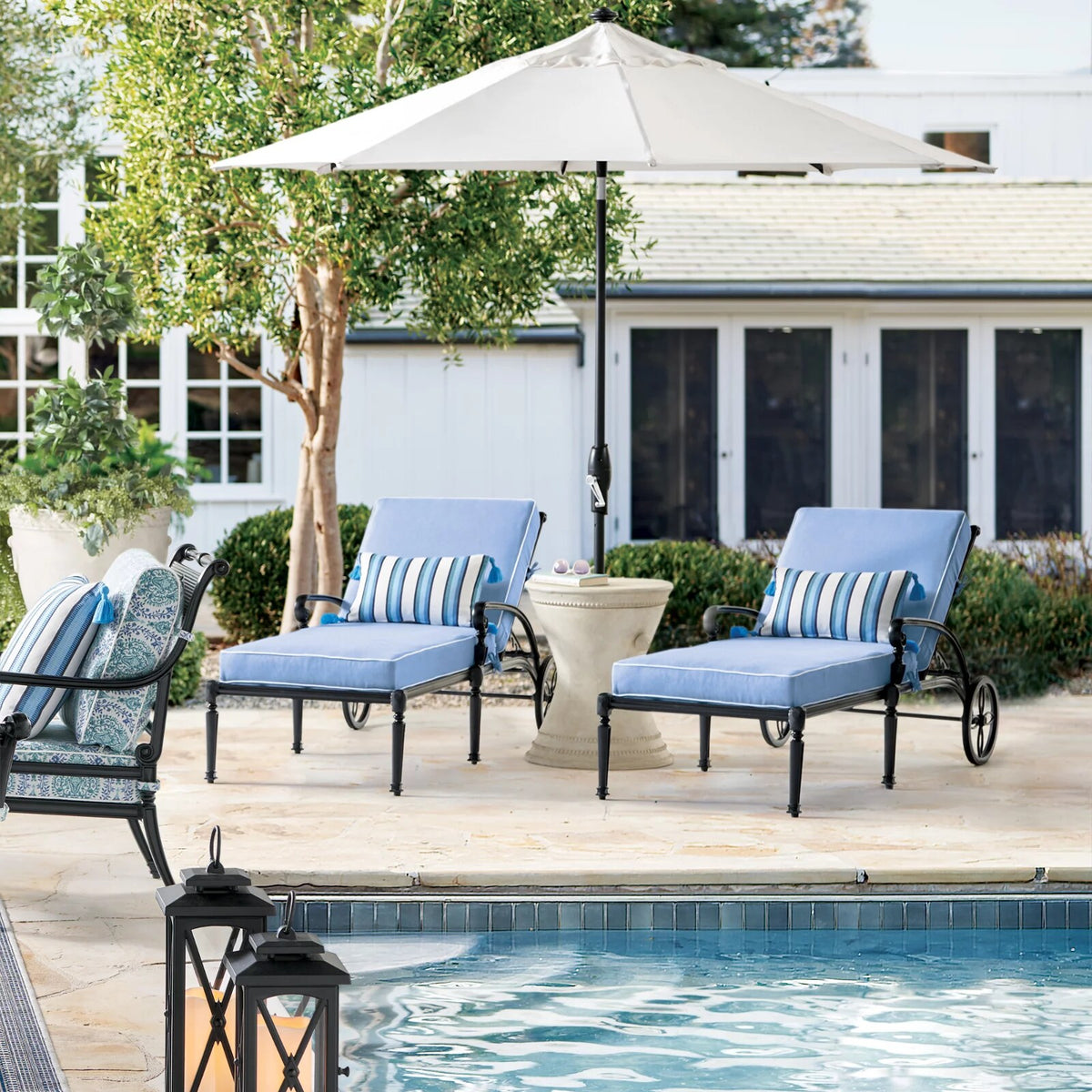 Carlisle Chaise Lounge with Cushions in Onyx Aluminum
